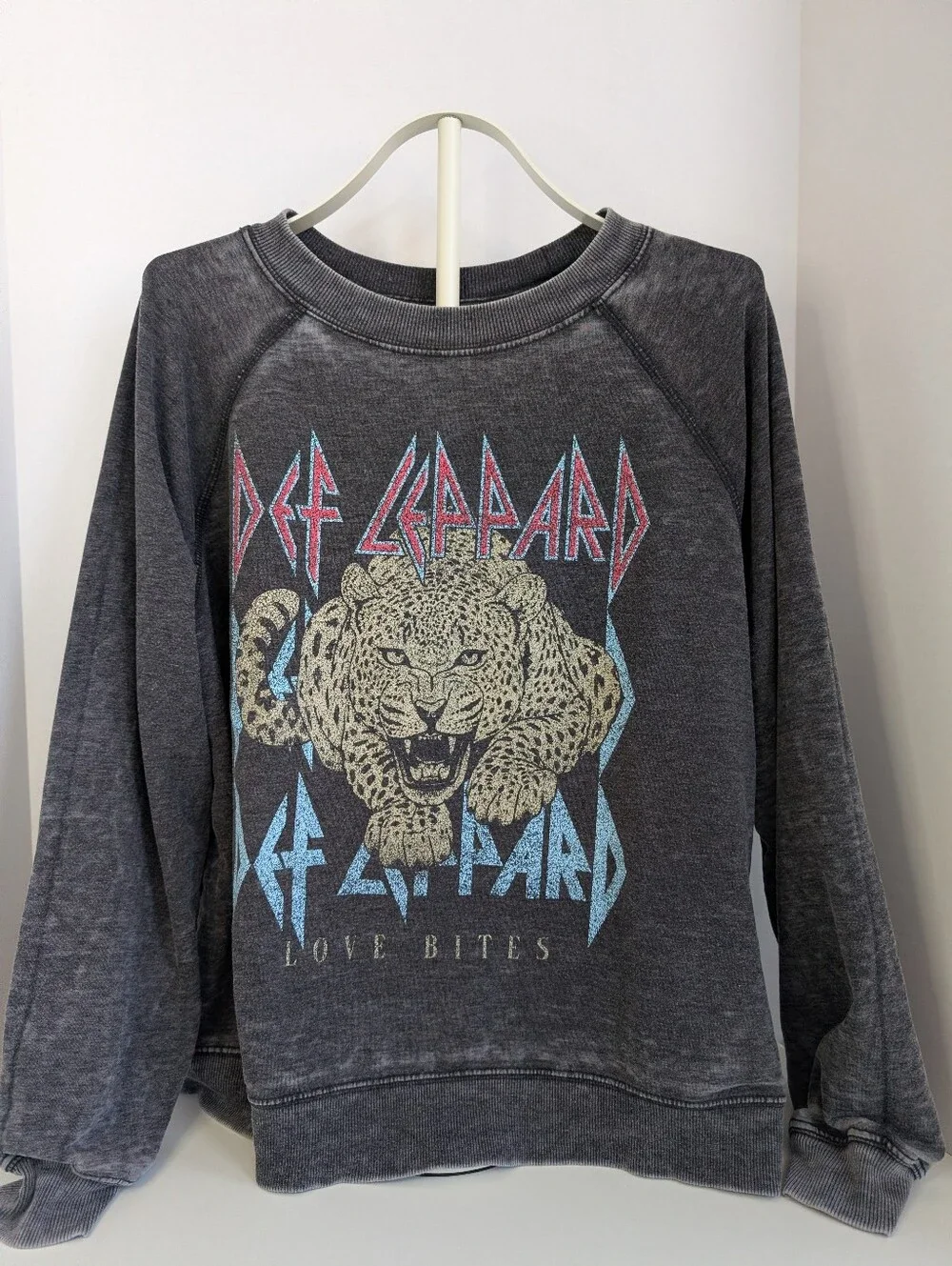 ⚡ Recycled Karma Def Leppard "Love Bites" Graphic Sweatshirt 🖤 - Picture 5 of 13